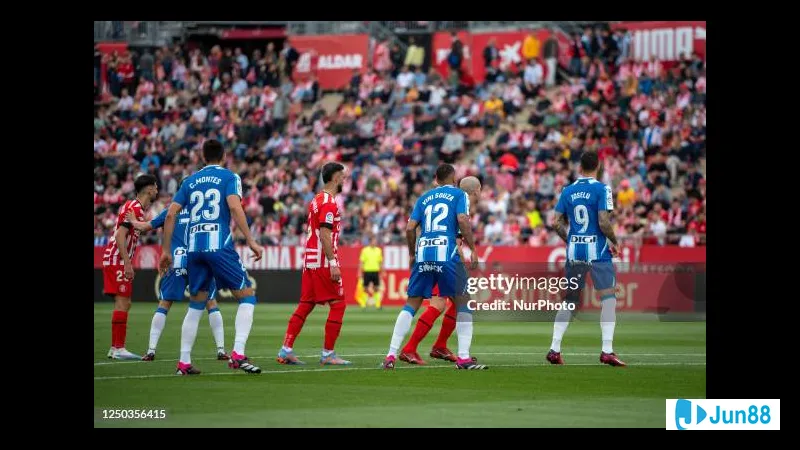 Cầu thủ của Girona và Espanyol giao tranh trên sân cỏ Cầu thủ của Girona và Espanyol giao tranh trên sân cỏ