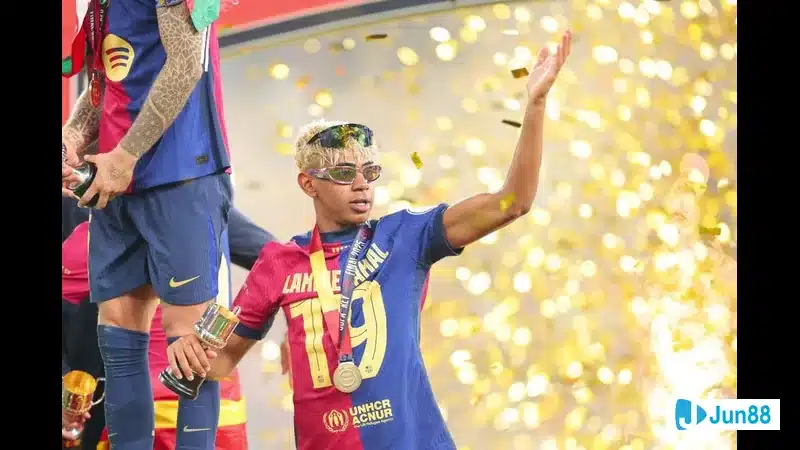 Lamine Yamal trong màu áo đội bóng thể hiện phong độ ấn tượng