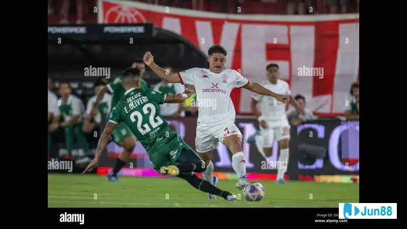 Cầu thủ của Huracan vượt qua cầu thủ của Banfield để tiến lên phía trước trên sân cỏ Cầu thủ của Huracan vượt qua cầu thủ của Banfield để tiến lên phía trước trên sân cỏ