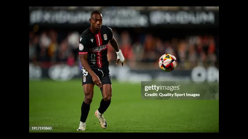 Cầu thủ Cartagena vượt qua hậu vệ Valencia bằng kỹ thuật cá nhân tinh tế trên sân Cầu thủ Cartagena vượt qua hậu vệ Valencia bằng kỹ thuật cá nhân tinh tế trên sân