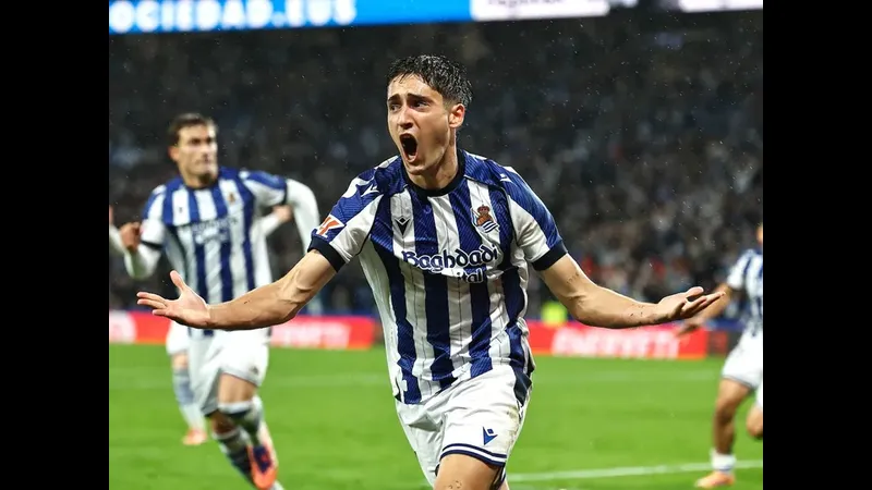 Hậu vệ đội Real Sociedad cố gắng ngăn chặn tiền đạo Levante trong trận đấu