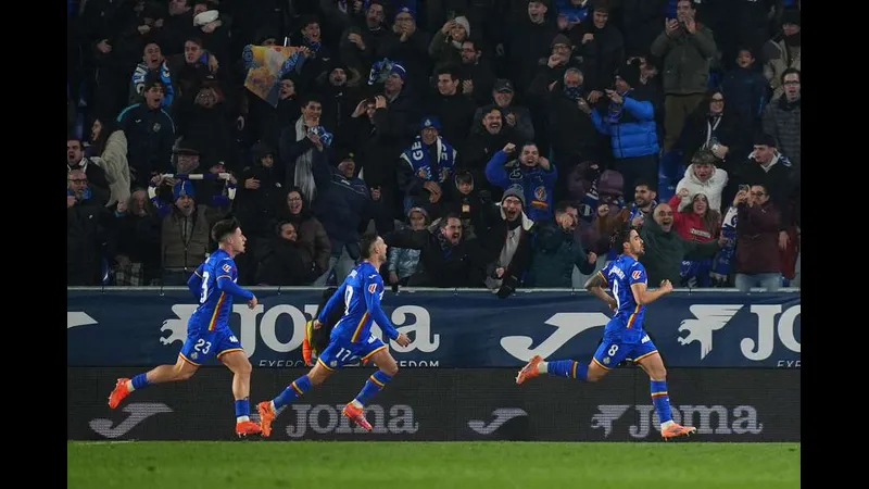 Cầu thủ của Montana dẫn bóng qua hậu vệ của Lok Sofia trong trận đấu Cầu thủ của Montana dẫn bóng qua hậu vệ của Lok Sofia trong trận đấu