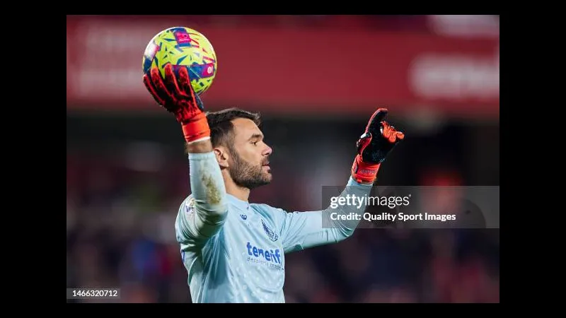 Cầu thủ Tenerife với sự tập trung cao độ trong trận đấu với Granada Cầu thủ Tenerife với sự tập trung cao độ trong trận đấu với Granada