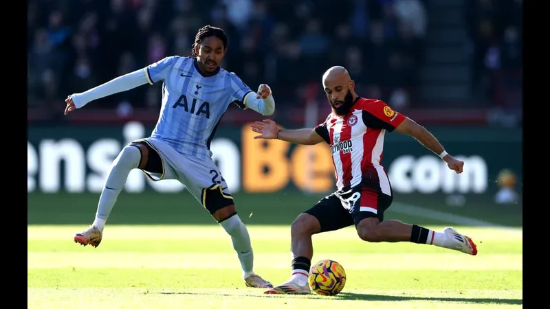 Cầu thủ Tottenham với sự quyết tâm chuyền bóng qua hàng phòng ngự của Brentford
