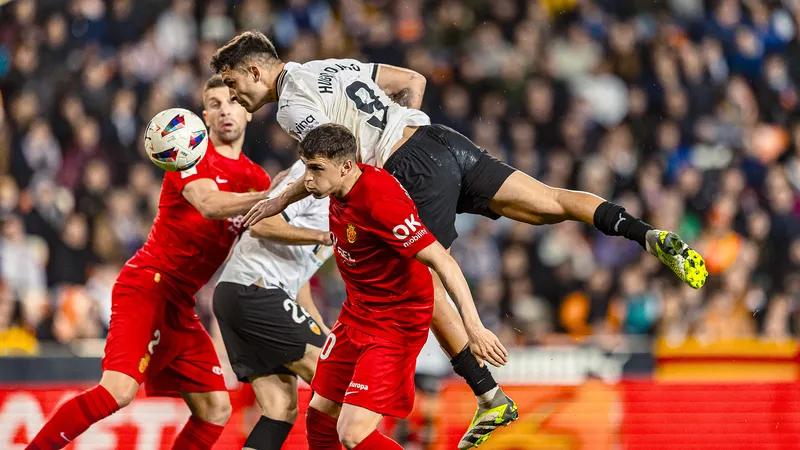 Cầu thủ Valencia vượt qua hậu vệ Mallorca trong trận đấu sôi động Cầu thủ Valencia vượt qua hậu vệ Mallorca trong trận đấu sôi động