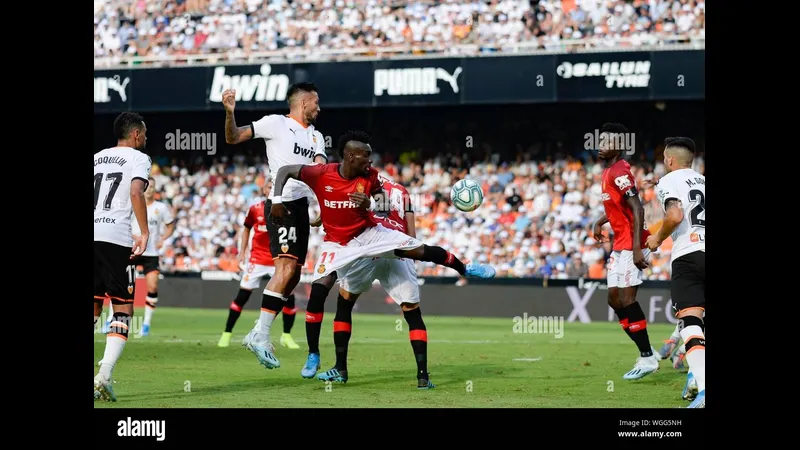 Cầu thủ của Valencia vượt qua hậu vệ của Mallorca trong trận đấu Cầu thủ của Valencia vượt qua hậu vệ của Mallorca trong trận đấu